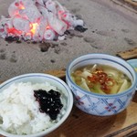 高森田楽保存会 - 〆の「とうきびご飯/香のもの」「山菜だんご汁」