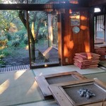 高森田楽保存会 - 外の景色がよく見える大きな窓です