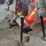 高森田楽保存会 - 味噌が炭の上に落ちると、ふわっと香ばしい香りがたちこめます