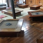 高森田楽保存会 - 座敷にはたくさんの囲炉裏がならんでいます