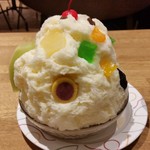 Shirokuma cafe - トッピングがびっしり。この丸いクッキーみたいなのが気になる～。