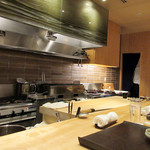 祇園 きだ - 店内はカウンター8席と個室