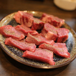 Yakiniku Horumon Tachan - 特選厚切牛タン・ハラミ盛合せの牛タン側☆