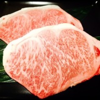 We purchase from Yoshizawa Shoten, a long-established store famous for its beef.