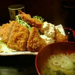 茶漬 鹿火矢 - 大海老フライとロースかつ定食750円のアップ