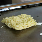 okonomiyakioono - 麺は袋から出してそのまま焼きます