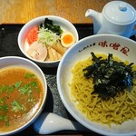 味噌屋 - 味噌ダレつけ麺。彩りはいいが、具材は普通だし、味噌ダレにしてもイマイチパッとしない。