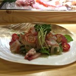 日本酒と炉端焼き 藤の猿 - 魚介サラダ。器が貝！