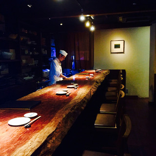 ６ｍ超の迫力の一枚板カウンターはライブ感も楽しめます