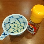 杵屋 - 卵とじうどんには"ラー油と酢"♥
            …ですよね♥(o^ O^)シ彡☆