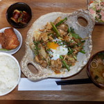 Raisukyouwakoku - 今週の気まぐれ定食は豚バラ肉のスタミナ焼きです。豚バラ、もやし、ニラ、ニンニクの芽、キノコなどたっぷり野菜を甘辛く炒めて温玉をのせたボリューム満点の元気がでる定食です。ご馳走様でした。