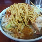 ラーメン二郎 - 麺はゴワゴワとまではしていない低加水で二郎にしては細めなのかな。