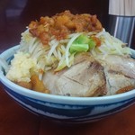 ラーメン二郎 - キャベツを増やした分、ヤサイの盛りはおとなしくなったよう。ヤサイ、アブラ、カラメ、ニンニクの全マシに。チャーシューは１センチクラスが５枚くらい。上に見えるは味付きの背脂。