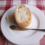 神戸の洋食屋さん - ランチのセットに付いてるフランスパン