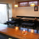 さぬきうどんのことひら - 広々としたテーブル席でゆったりくつろぎながらお食事が楽しめます