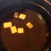特選近江牛レストラン ティファニー - ローストビーフ丼に赤だしがついてます