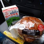 セブンイレブン - 料理写真:白バラ牛乳　91円と大山どり南蛮バーガー　350円