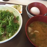 すき家 - ねぎ玉牛丼おしんこセット（中盛）（￥630）