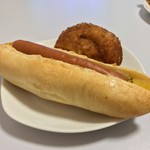 粉とクリーム - 惣菜パソはカレーかウインナーにかぎる。  中にカレープリタツ、手ごろなお値段、このカレーパソはお店の良心である。実にイイ！