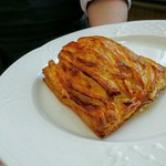 ドゥ・ラパン - お魚料理:パイ包み焼き 焼きたてをシェフがテーブルで切り分けてくれます。