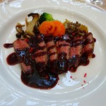 ドゥ・ラパン - 鴨むね肉のロースト。赤ワインのソース