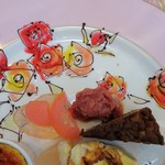 ドゥ・ラパン - デザート盛合せ。薔薇をかいてもらいます。