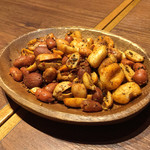 カッチャル バッチャル - マサラミックスナッツ（360円）
      ビールによく合うスパーシーなナッツ。