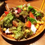 カッチャル バッチャル - たことヒヨコ豆のサラダ（600円）
      さっぱりとしたドレッシングが、タコと相性良し。
      スパイスは効いてないサラダです。