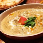 カッチャル バッチャル - 白い牡蠣カレー（1,180円）
                                大粒の牡蠣は程よい火の通りで、ふっくらしてます。