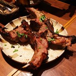 カッチャル バッチャル - ラムチョップ（700円ぐらい/本）
                                こんなに美味しい仔羊の骨付き肉は初めて。
                                臭みがなく、濃厚な肉汁が溢れ出ます。