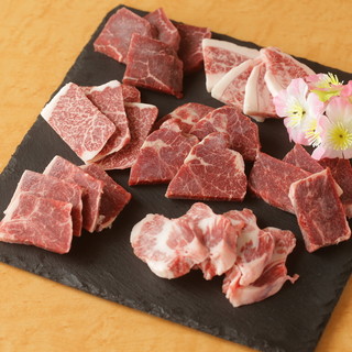 Introducing our recommended dishes: Be sure to enjoy our horse sashimi and horse Yakiniku (Grilled meat)!