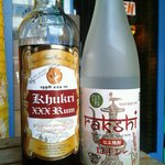 Kato Mando - ネパールの有名なラム酒「ククリラム」は当店一番のおすすめ！ラムトニックがおすすめ。隣はネパールのヒエから作った「ロキシー」（ヒエ焼酎）。癖がなく飲みやすいお酒です。お湯割りがおすすめ。