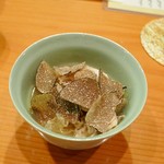 日本料理 たかむら - 秋田錦牛のハチの巣の煮物トリュフ乗せ