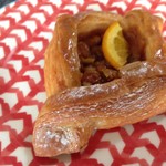 デュデスタン - 2016年10月：キャラメルナッツ(\300)…デニッシュ生地はサクサクで美味しいし、キャラメルもナッツ一杯で美味しいです