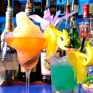 多彩な味わいのカクテルが数百種類◎季節限定の1杯もおすすめ