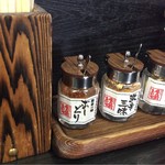 津田屋官兵衛  - 卓上の薬味三種♪