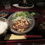 [ランチ］和風きのこハンバーグ定食
          分かり辛いですが右側に赤出汁、香物あります