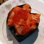 回転寿し 一心 - サーモン親子（130円+税）