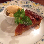 らんぷ亭 - 洋梨のタルト
      生姜のアイス 百年の孤独が入ってます