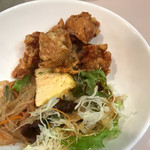 鶏肉の唐揚げ、サラダ