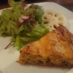 渡り蟹やシメジなど具がギッシリ、濃厚な味わいの渡り蟹のキッシュ