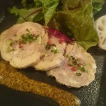 レバーやナッツが個性的な風味、鶏もも肉のガランティーヌ