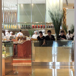 Park Lounge - 左にレストラン・オペラ