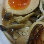 つけ麺道 一貫 - キノコはエリンギ、椎茸、しめじ