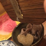 東京肉しゃぶ家 - 目の前でトリュフをスライス