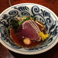 土佐料理 祢保希 丸の内店 - 炭火焼鰹のたたき