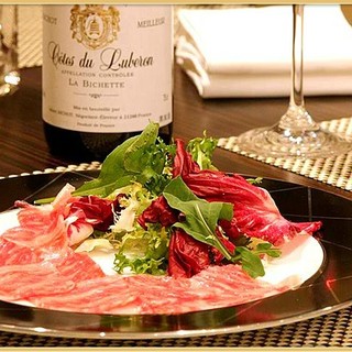 Dishes using the highest quality domestically produced Kobe beef and domestically produced Kuroge Wagyu beef