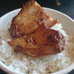2016/11 追加：白飯130円 変わらずチャーシュー切れ端がのって超oお得&贅沢