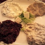 イスタンブール - エズメ・パトルージャンサラダ・ハイダリ・フムスの盛り合わせとピタパン