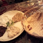 イスタンブール - エズメ・パトルージャンサラダ・ハイダリ・フムスの盛り合わせとピタパン
